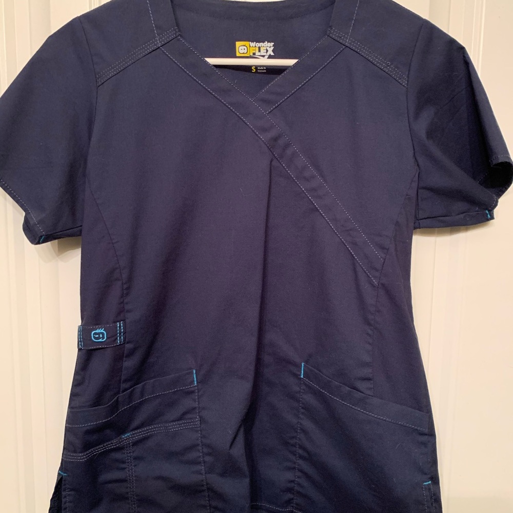 Wonderwink FLEX scrub top